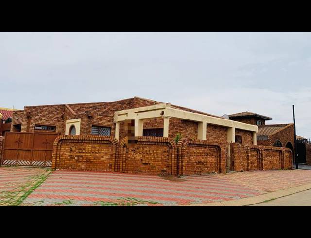 3 BEDROOM HOUSE FOR SALE IN PROTEA NORTH